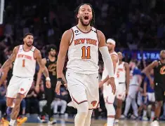 NBA季后赛今夜走向成谜；瓦伦西亚迎来里程碑；媒体盛赞；赛程密集仍需轮换的简单介绍